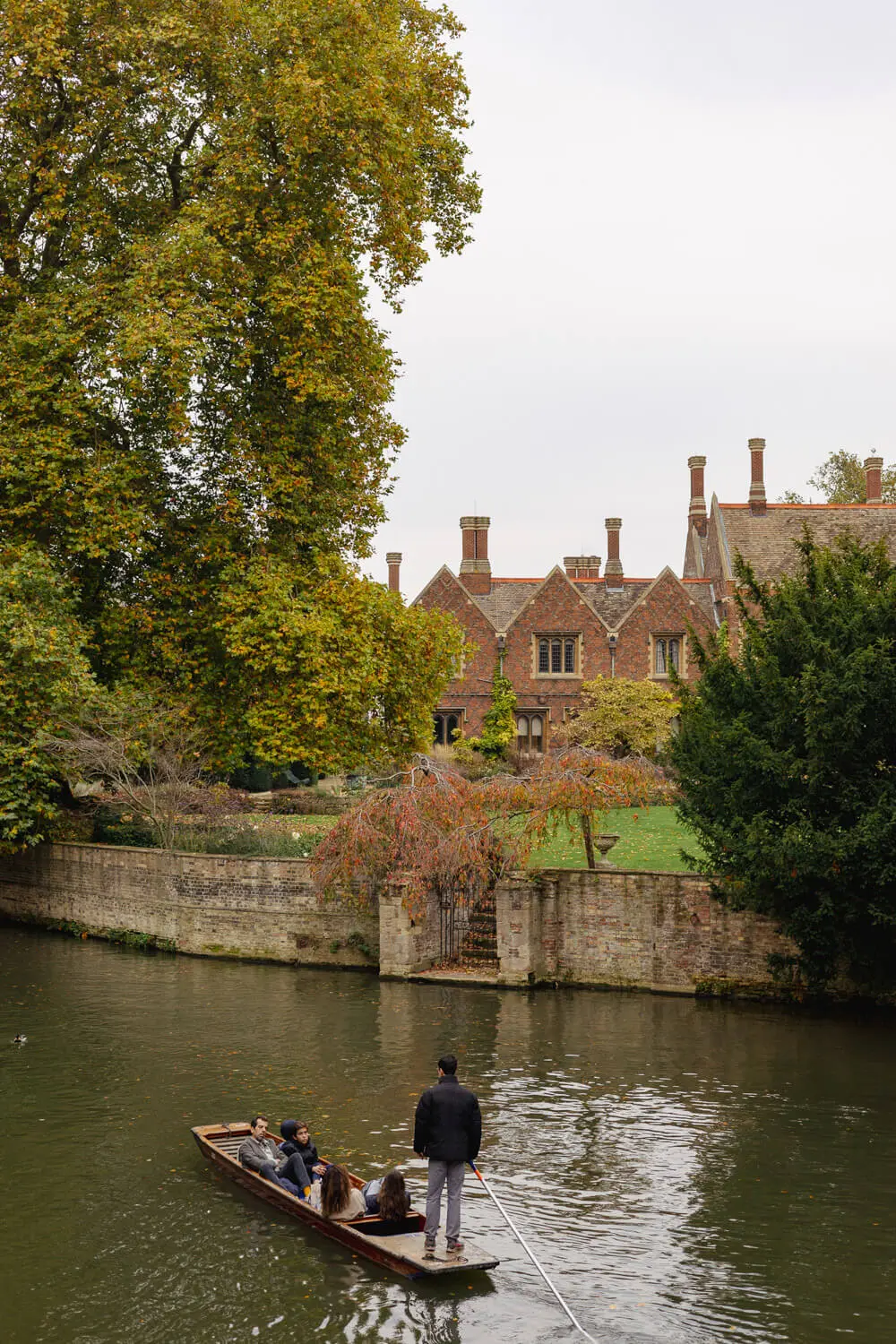 PUNTING ON RIVER CAM IN CAMBRIDGE