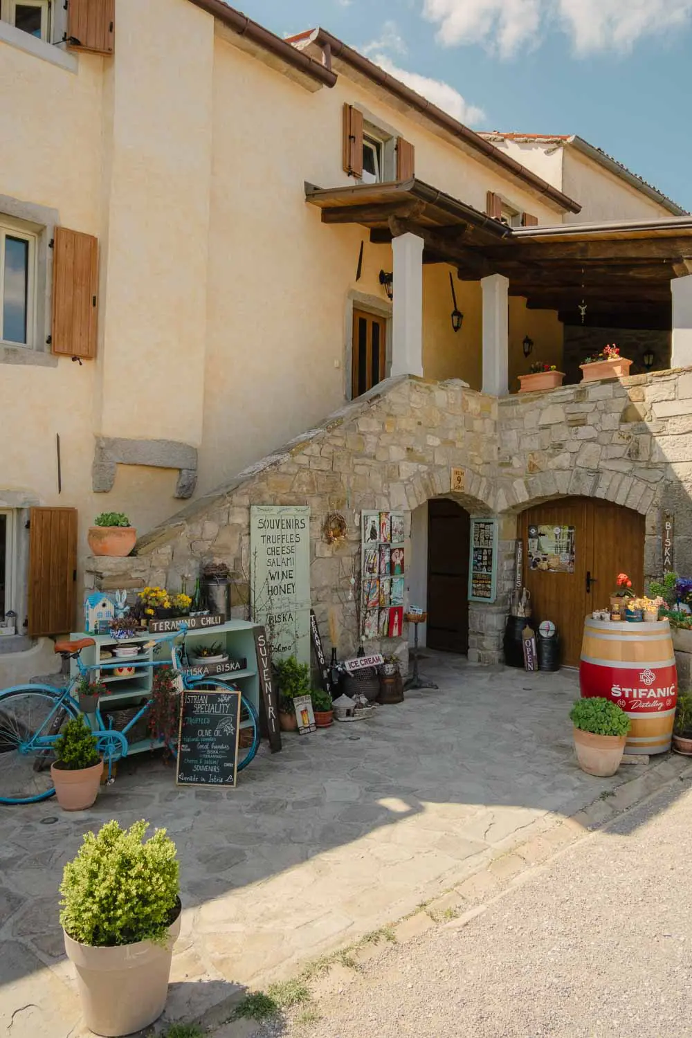 GUIDE TO HUM, CROATIA 